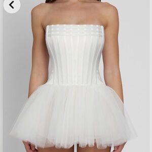 Elegant White Strapless Tulle Dress